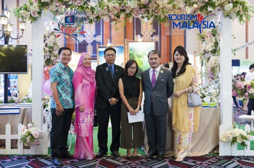 Đại diện các đơn vị tổ chức, cùng ngài Đại sứ Malaysia Đại diện các đơn vị tổ chức, cùng ngài Đại sứ Malaysia